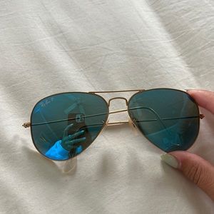 Aviator raybans!!